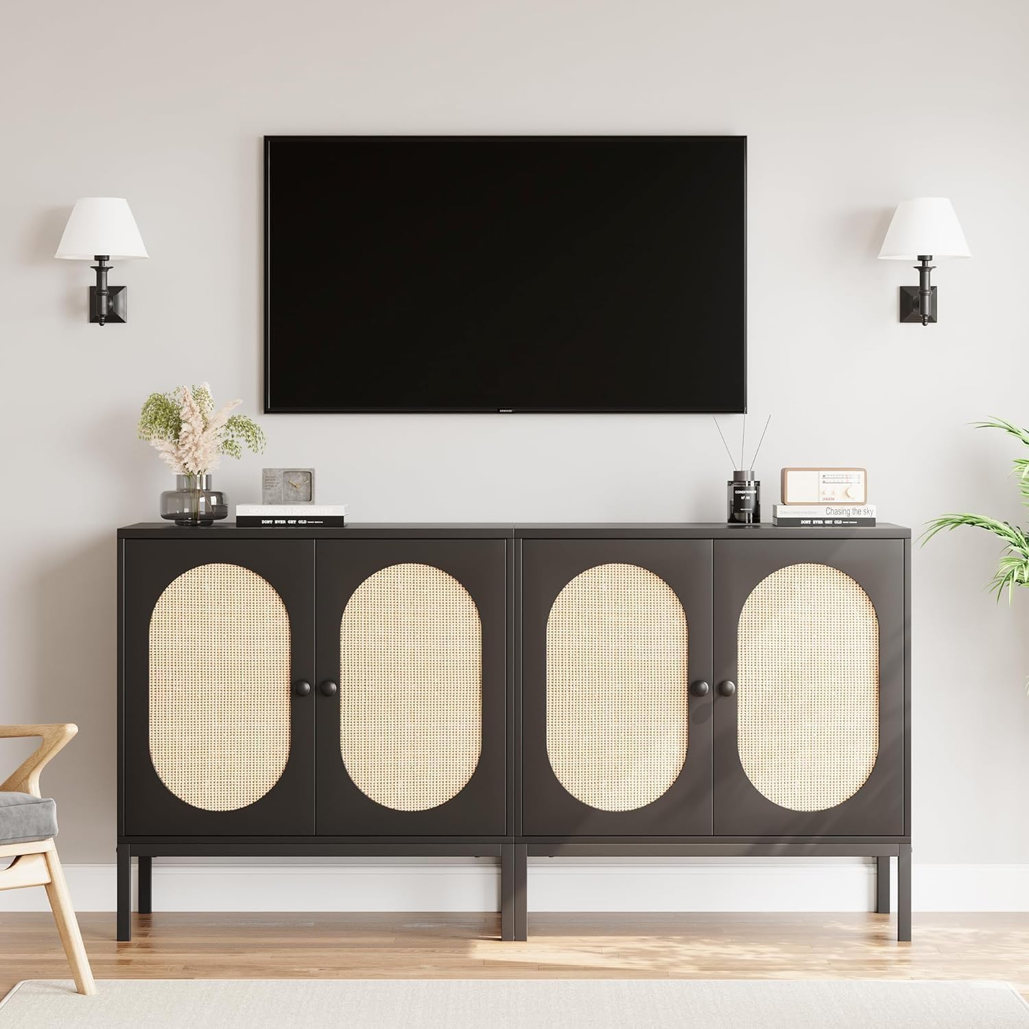 Aparador de ratán Garvee negro con 2 puertas ovaladas y tiradores metálicos para salón
